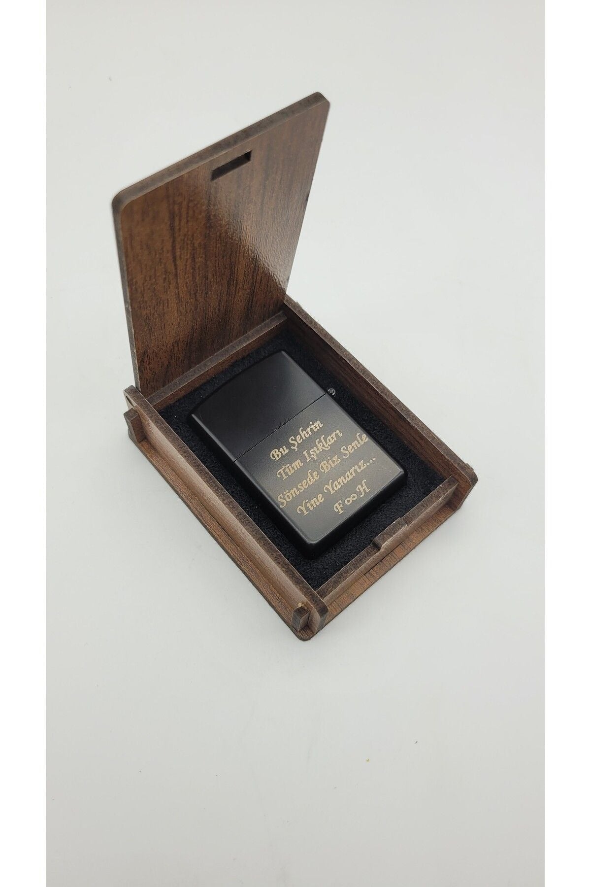 Kişiye Özel İsimli Özel Tasarım Siyah Benzinli Çakmak & Özel Ahşap Kutulu