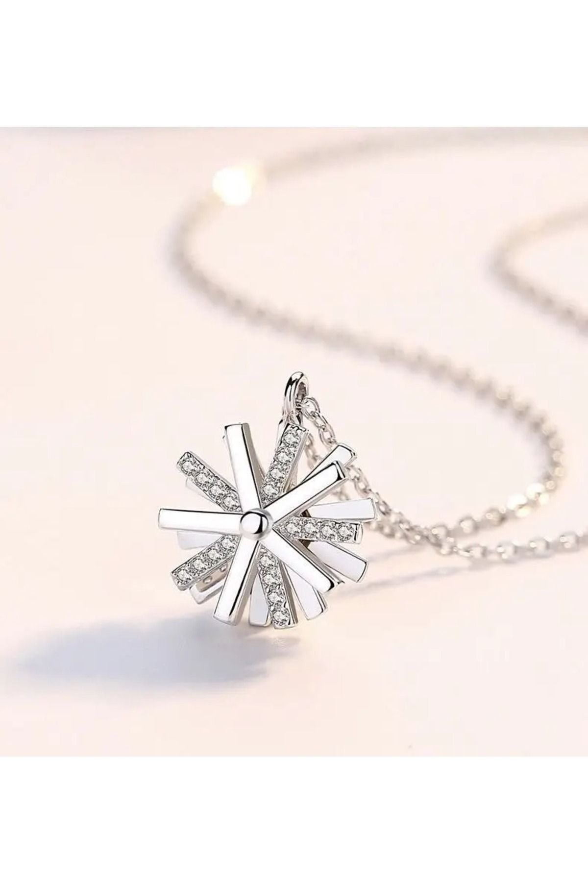 Çelik Çiçek Model Dönen Kolye Kararma Yapmaz